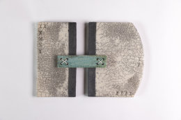 Wandobjekt, H 29, B 40 cm, Keramik, Raku, Leder